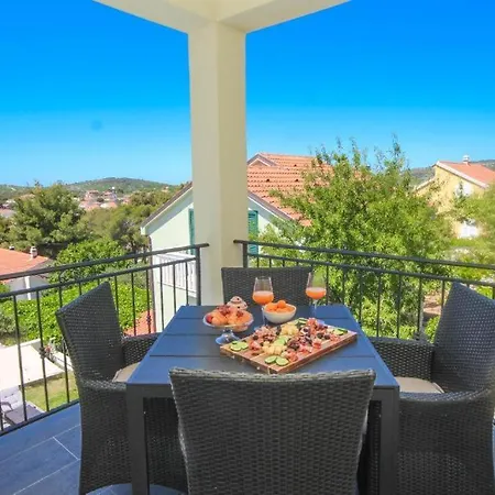 Four Bedroom Near With Pool Apartment Jezera