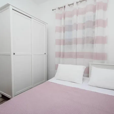Apartment Four Bedroom Near With Pool Jezera