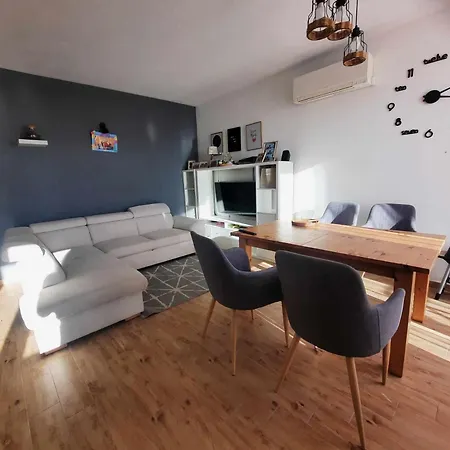 Apartment Four Bedroom Near With Pool