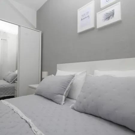 Апартаменты Four Bedroom Near With Pool Езера
