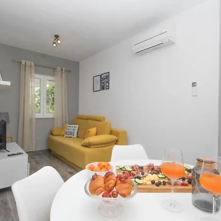 Apartment Four Bedroom Near With Pool Jezera