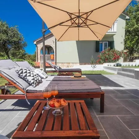 Four Bedroom Near With Pool Jezera