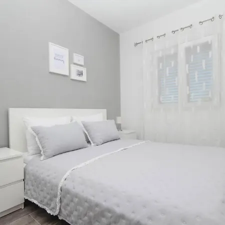 Four Bedroom Near With Pool * Jezera