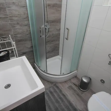 Apartment Four Bedroom Near With Pool