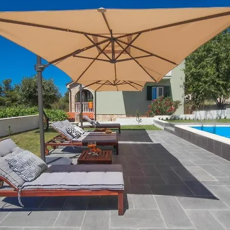 Apartment Four Bedroom Near With Pool