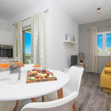 Four Bedroom Near With Pool Appartamento Jezera