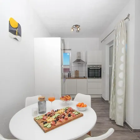 Four Bedroom Near With Pool Appartamento *